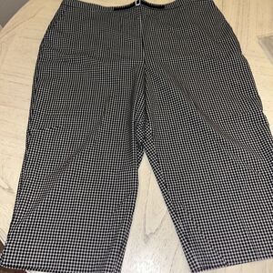 Alfred Dunner Capri Size 18 Black White plaid, Light weight, Comfy